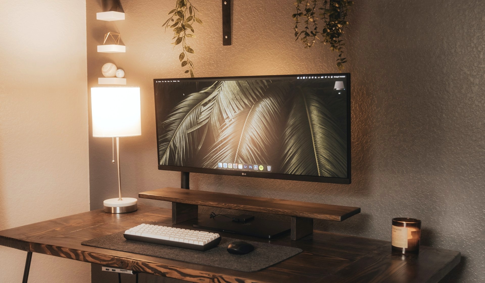 在宅ワークがはかどる!自宅を快適オフィスに変える照明の選び方